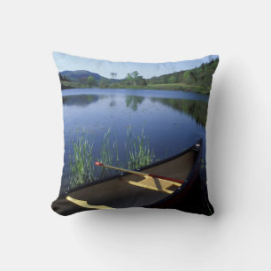 Cojín Decorativo Una canoa descansa en la orilla del Little Long Po