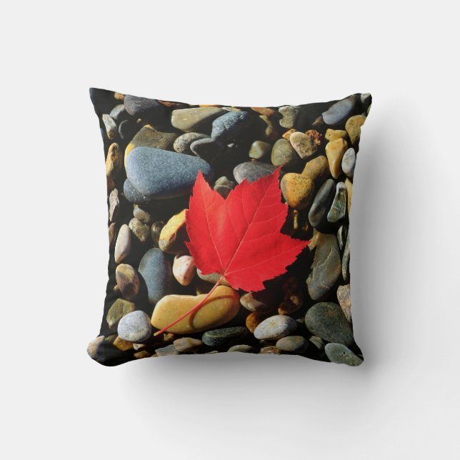 Cojín Decorativo Una hoja de arce sobre fondo rocoso (Anverso)