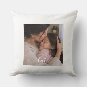 Cojín Decorativo Una imagen de una madre besando a su hija joven