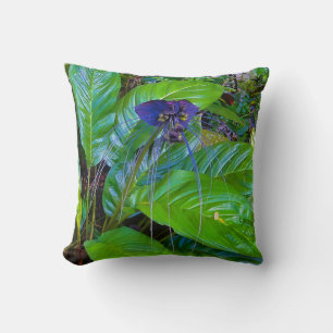 Cojín Decorativo Una llamativa flor morada oscura