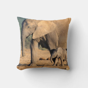Cojín Decorativo Una madre y cría de elefante africano en movimient
