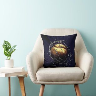 Cojín Decorativo Una manzana dorada abstracta perfecta en una cuerd