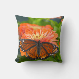 Cojín Decorativo Una Mariposa Monarca en Zinnias Naranjas