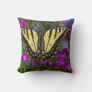 Cojín Decorativo Una mariposa vicerrey sobre flores rosa oscuro