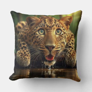 Cojín Decorativo Una mirada sorprendida en leopardo bebiendo