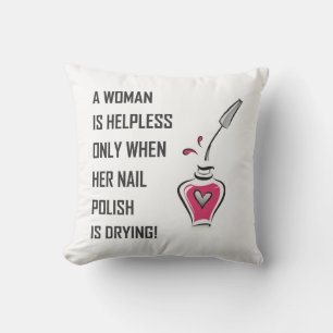 COJÍN DECORATIVO UNA MUJER ES INÚTIL...