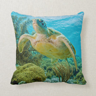 Cojín Decorativo Una tortuga verde en los filones bajos de Bonaire