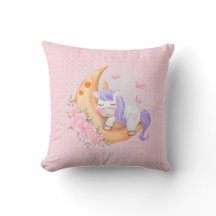 Unicornio bebé sobre la luna con flores