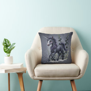 Cojín Decorativo Unicornio estilizado en esplendor floral.