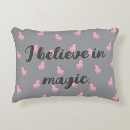Cojín Decorativo Unicornio rosa invisible en gris