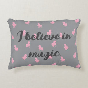 Cojín Decorativo Unicornio rosa invisible en gris