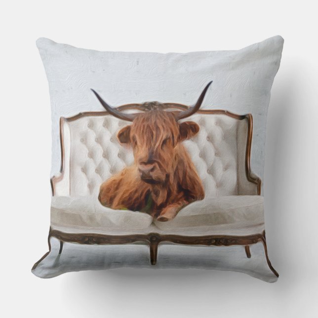 Cojín Decorativo Vaca Highland en un sofá de época blanco (Anverso)