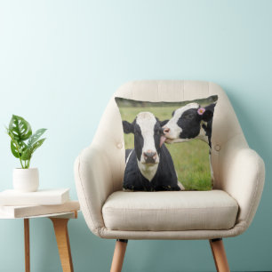 Cojín Decorativo Vaca Holstein besándose en el pasto de la granja