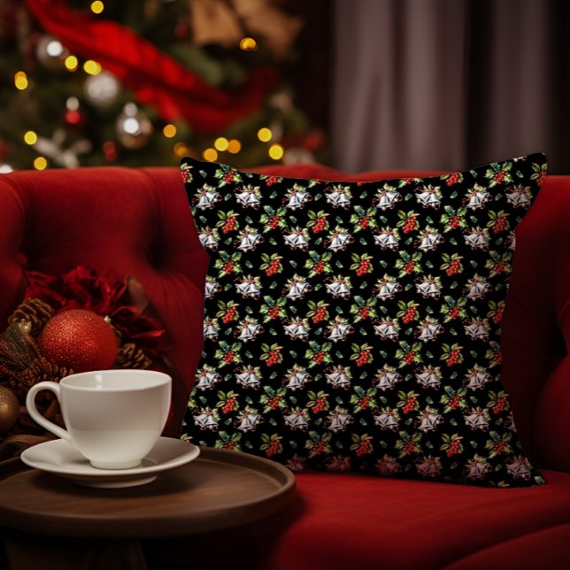 Cojín Decorativo Vacaciones navideñas vírgenes, campanas plateadas  (Vintage Christmas Holiday Silver Bells, Holly and Berries Black Throw Pillow)