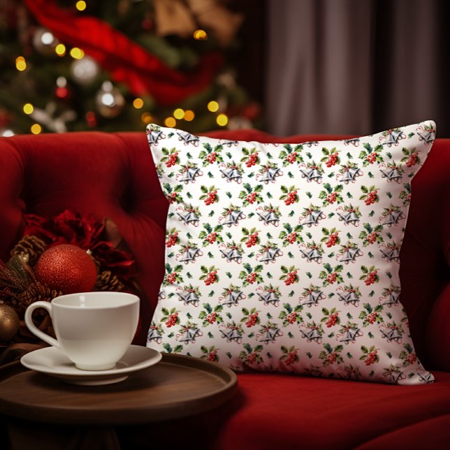 Cojín Decorativo Vacaciones navideñas vírgenes, campanas plateadas  (Vintage Christmas Holiday Silver Bells, Holly and Berries White Throw Pillow)