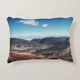 Cojín Decorativo Valles coloridos de la montaña alrededor de plano