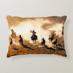 Cojín Decorativo Vaqueros persiguiendo caballos marchitos. rodadura