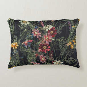 Cojín Decorativo Varias flores sobre el fondo de madera negra. Ab