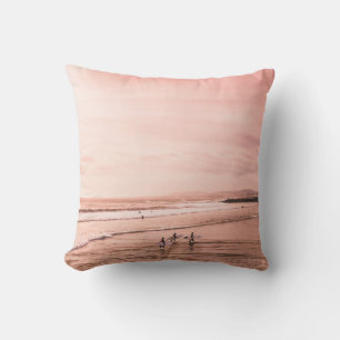 COJÍN DECORATIVO VARIAS PERSONAS EN TEMPORADA