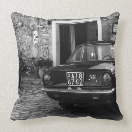 Cojín Decorativo Vehículo FIAT de época en Italia monocromo