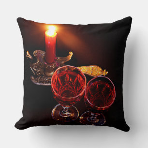 Cojín Decorativo vela roja en candelabros vintage y gafas de vino