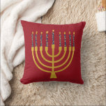 Cojín Decorativo Velas azules de Menorah Hanukkah dibujando rojo<br><div class="desc">Relieve metalizado de oro falso menorah velas para su celebración de Hanukkah. Ilustracion menorah caprichoso con estrellas blancas cubiertas de velas celestiales sobre un falso atril de velas menorah dorado. La estrella de Menorah Hanukkah ilustró regalos de diseño y productos de papel.</div>