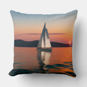 Cojín Decorativo Velero deslizándose sobre aguas tranquilas