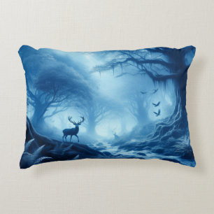 Cojín Decorativo Venado en un bosque oscuro de niebla azul