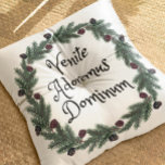 Cojín Decorativo Venite Adoremus Vintage Christmas Carol Latin<br><div class="desc">Dale a tu casa algo de elegancia navideña con la frase latina "Venite Adoremus Dominum". Significa "Oh, vamos, adorémoslo". Tal vez conozcas las palabras del coro del villancico de Navidades del siglo XVIII "Adeste Fideles" ("O Ven a todos fieles"). Esta frase latina está escrita en anticuada tipografía caprichosa y legible...</div>