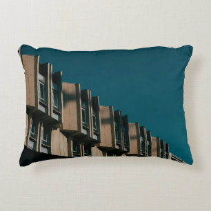 COJÍN DECORATIVO VENTANA DE MADERA MARRÓN ABIERTA