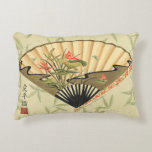 Cojín Decorativo Ventilador de Geisha con hojas e impresión floral<br><div class="desc">Esta hermosa huella tiene un ventilador de geisha destacado en un fondo de hojas flotantes. El ventilador también tiene un bonito y elegante diseño floral. ¡Los fanáticos del arte asiático deberían agregarlo a su colección!</div>