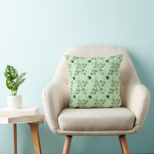 Cojín decorativo verde en habitación del bebé