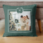 Cojín Decorativo Verde moderno | Foto familiar | Inicial<br><div class="desc">Verde moderno | Foto familiar | Las almohadas iniciales hacen regalos concienzudos y prácticos, ofreciendo confort y relajación al destinatario. Aquí hay una descripción de las almohadas como regalo: Regale el máximo confort y relajación con estas almohadas de lujo. Estas almohadas, elaboradas con los mejores materiales, están diseñadas para ofrecer...</div>