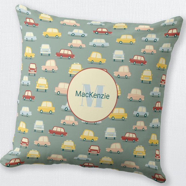 Cojín Decorativo Verde sabio personalizado del coche (Fun retro car pattern personalized monogram initial name throw pillow)