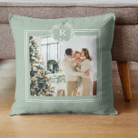 Cojín Decorativo Verde y blanco moderno | Foto familiar | Inicial<br><div class="desc">Verde y blanco moderno | Foto familiar | Inicial Dé el don de máxima comodidad y relajación con estas almohadas de lujo. Estas almohadas, elaboradas con los mejores materiales, están diseñadas para ofrecer una experiencia de sueño agradable y promover el bienestar general. La forma de la cabeza y el cuello,...</div>