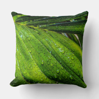 Cojín Decorativo Verdes tropicales con gotas de lluvia