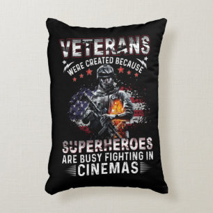 Cojín Decorativo Veteranos porque superhéroes ocupados en cines