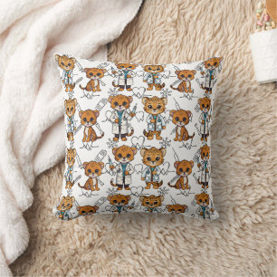 Cojín Decorativo Veterinarios Cheetah con uniforme impreso