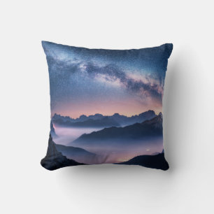Cojín Decorativo Vía Láctea sobre montañas en niebla por la noche e