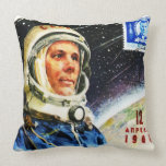 COJÍN DECORATIVO VIAJE ESPACIAL DEL ILUSTRACION RETRO ASTRONAUT DE<br><div class="desc">Cojín decorativo de estilo retro, con detalles de una postal de 1961, con un astronauta soviético. Un gran regalo para alguien nacido en los años 60, y debe ser para cualquiera que aprecie el diseño de Vintage. Visite nuestra tienda para más almohadas de edad de espacio retro y otros accesorios...</div>
