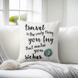 Cojín Decorativo Viajes Te Hace Una Cita Más Rica<br><div class="desc">¡Viajar es lo único que compras que te hace más rico! La almohada de hilado presenta la cita en un tipo de letra de trazo de brocha manuscrito con un ilustracion de color de agua. Perfecto para tu amiga que se está tropezando, tía amante de los viajes, o como agradecimiento...</div>