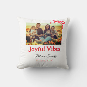 Cojín Decorativo Vibes alegres de la proa roja añaden el bautizo de