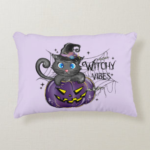 Cojín Decorativo Vibes de cocina - Gato negro sobre un Jack-O-Lante