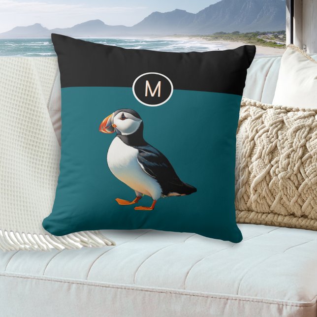 Cojín Decorativo Vida silvestre de aves costeras de la marisma atlá (A monogrammed pillow with picture of an Atlantic puffin bird on a teal and black background)