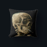 Cojín Decorativo Vincent van Gogh - Calavera con cigarrillo en llam<br><div class="desc">Cabeza de un Skeleton con un cigarrillo en llamas / Calavera con cigarrillo en llamas / Crane de squelette fumant une cigarrillo - Vincent van Gogh,  1885</div>