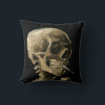 Cojín Decorativo Vincent van Gogh - Calavera con cigarrillo en llam<br><div class="desc">Cabeza de un Skeleton con un cigarrillo en llamas / Calavera con cigarrillo en llamas / Crane de squelette fumant une cigarrillo - Vincent van Gogh,  1885</div>
