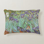 Cojín Decorativo Vincent van Gogh - Irises<br><div class="desc">Irises (1889) de Van Gogh es una pintura vintage post impresionsionismo de arte fino de naturaleza floral. Un grupo de iris morados con barba y una sola flor blanca de iris que crece en un jardín. Fue una de sus primeras pinturas cuando estuvo en el asilo en Saint-Remy-de-Provence. En 1987...</div>
