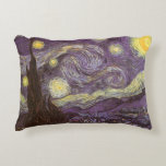 Cojín Decorativo Vincent van Gogh - Noche Starry<br><div class="desc">Noche estrellada (1889) de Vincent van Gogh es una pintura vintage de la naturaleza del paisaje artístico de arte fino. Vista de una ciudad en un valle por la noche con nubes girando, las estrellas brillando y una hermosa luna dorada de media luna amarilla. Se pintó durante el día desde...</div>