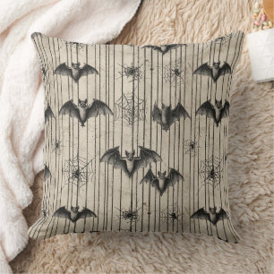 Cojín Decorativo Vintage Bats and Spiderwebs en tiras angustiadas