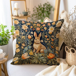 Cojín Decorativo Vintage Farmhouse Rabbit en un jardín floral